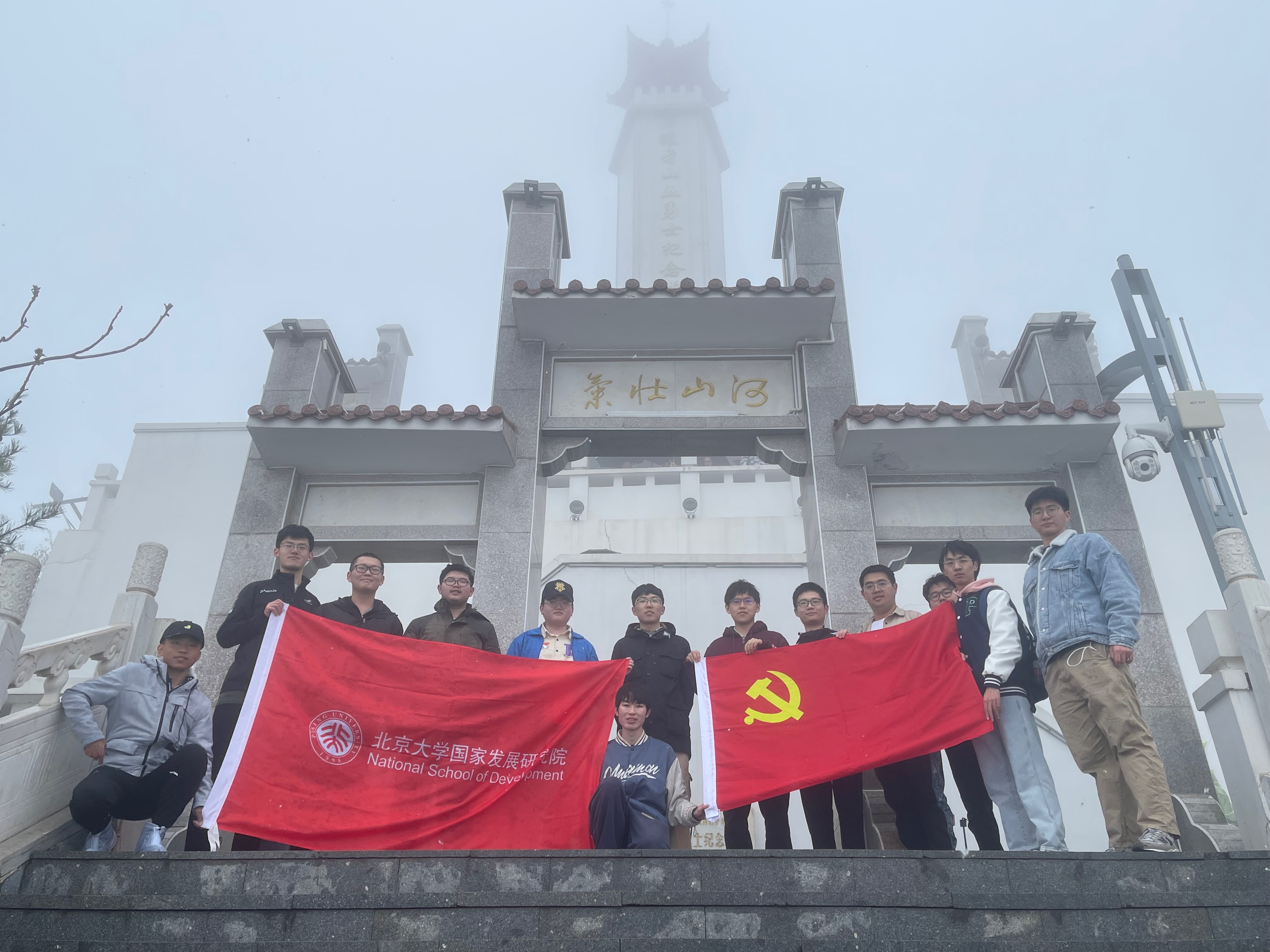 圖2 實踐團成員瞻仰狼牙山五勇士紀念塔.jpeg